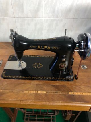 Máquina de coser antigua Alfa