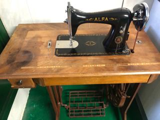 Máquina de coser antigua Alfa