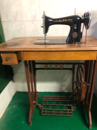 Máquina de coser antigua Alfa