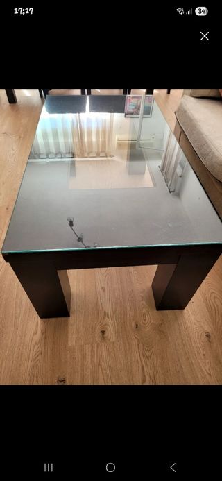 Mesa de salón de cristal y madera