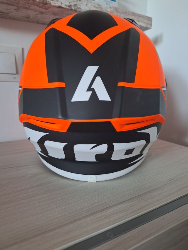 Casco de moto naranja y negro