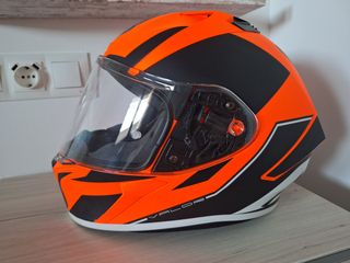 Casco de moto naranja y negro