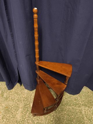 Escalera biblioteca madera