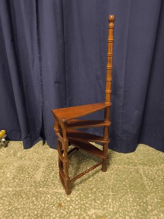 Escalera biblioteca madera