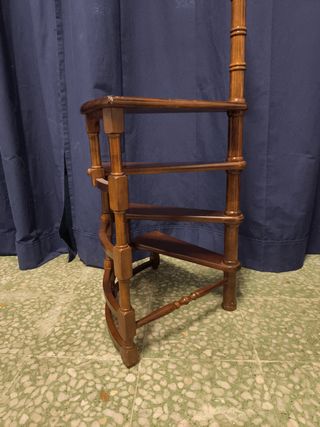 Escalera biblioteca madera