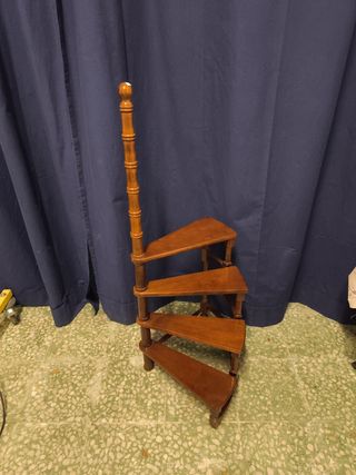 Escalera biblioteca madera