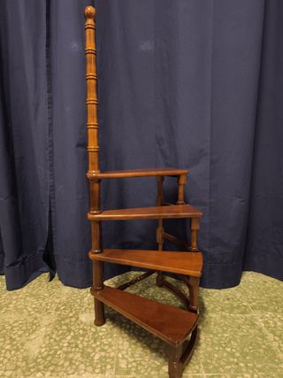 Escalera biblioteca madera