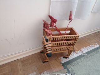 Revistero de madera con diseño de cebra