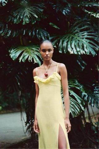 Vestido ZARA Midi Amarillo con Volante