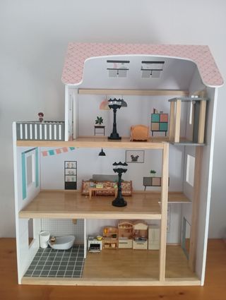 Casita de muñecas de madera