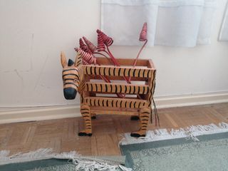 Revistero étnico de madera