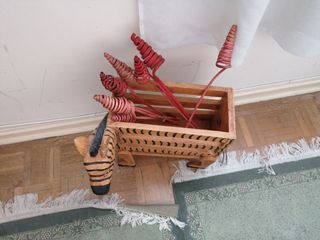 Revistero étnico de madera