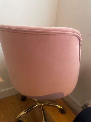 Silla de oficina rosa con patas doradas