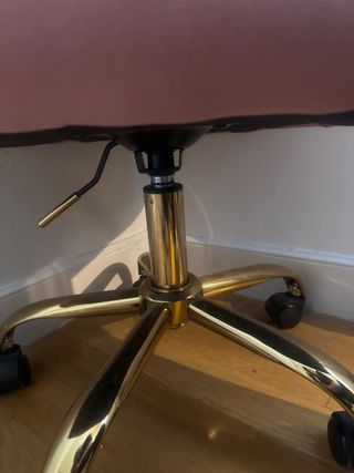 Silla de oficina rosa con patas doradas