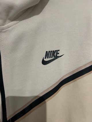 Chaqueta Nike Tech Beige