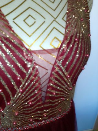 Vestido de fiesta dorado y Granate.