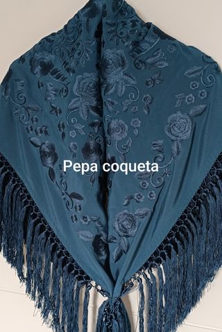 Mantoncillo azul petróleo bordado