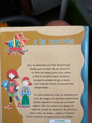 Kika Superbruja y la momia (Spanish Edition)