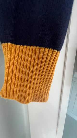 Jersey geométrico azul y amarillo