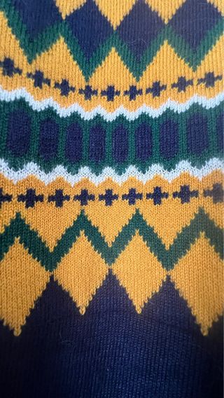 Jersey geométrico azul y amarillo