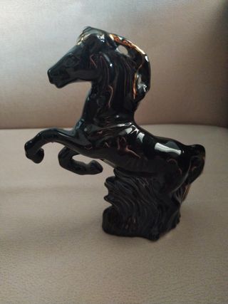Figuras de caballos de porcelana negra
