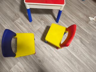 Mesa infantil roja y azul