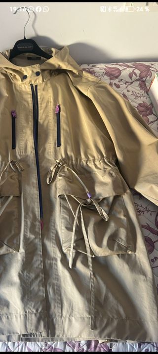 Gabardina Beige Nueva con Capucha. Talla XS/S
