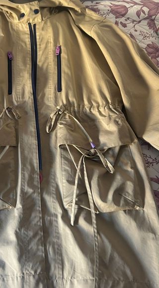 Gabardina Beige Nueva con Capucha. Talla XS/S