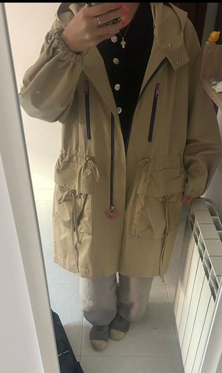 Gabardina Beige Nueva con Capucha. Talla XS/S