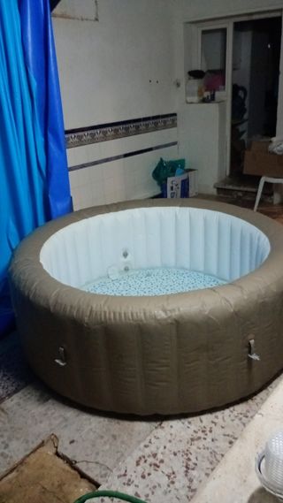 Jacuzzi hinchable marrón usado