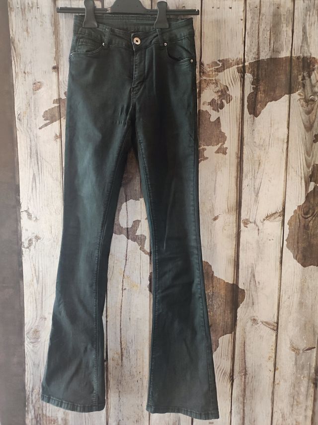 Pantalón negro acampanado