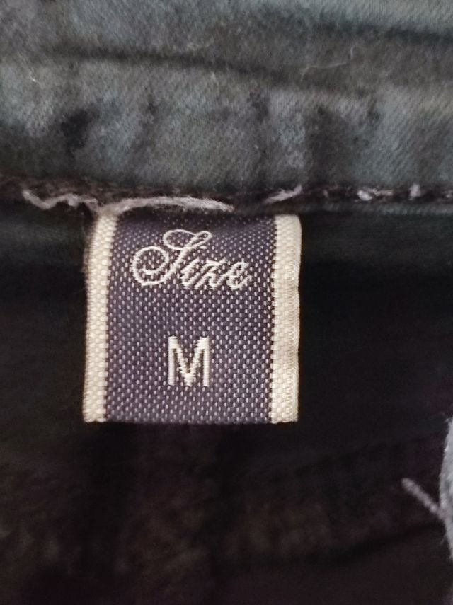 Pantalón negro acampanado