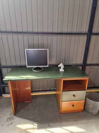 Mesa de escritorio de madera