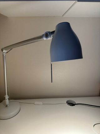 Lámpara de escritorio plateada y blanca