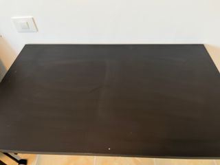 Mesa de escritorio Ikea negra.

