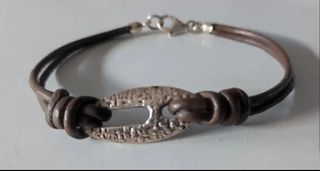 Pulseras de cuero y plata