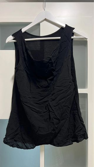 Top negro sin mangas cuello redondo