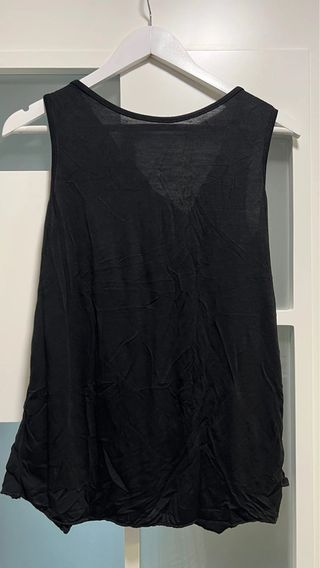 Top negro sin mangas cuello redondo