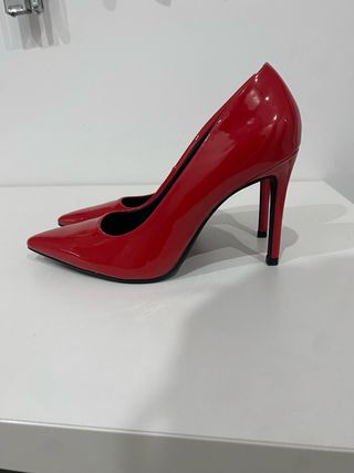 Zapatos de tacón rojos charol