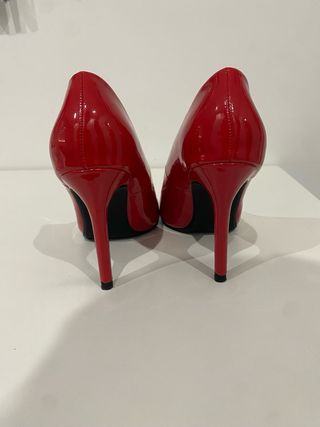 Zapatos de tacón rojos charol