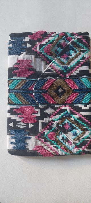 Bolso de mano multicolor con abalorios