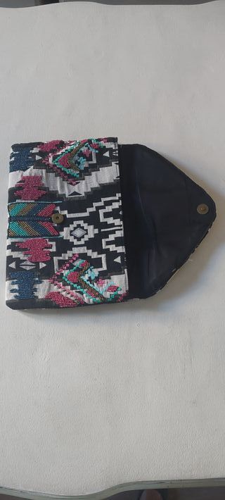 Bolso de mano multicolor con abalorios