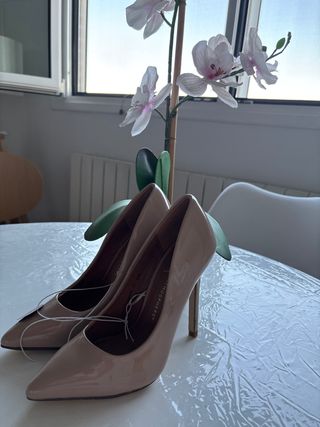 Zapatos de salón beige sin estrenar