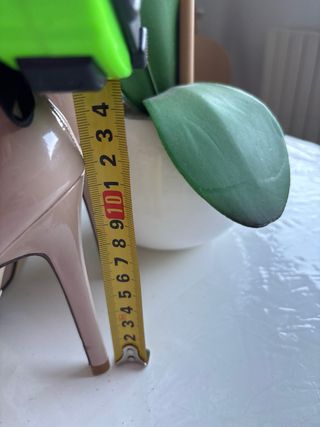 Zapatos de salón beige sin estrenar