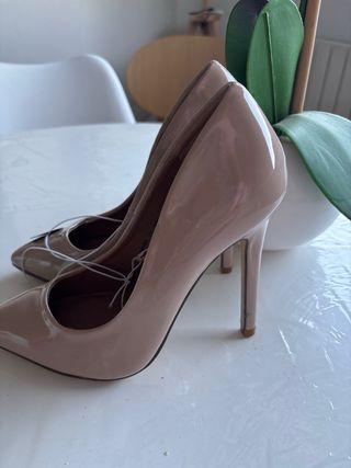Zapatos de salón beige sin estrenar