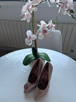 Zapatos de salón beige sin estrenar
