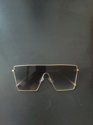 Gafas de sol grandes negras y doradas