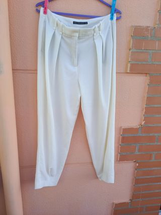 Pantalón
 elegante de pinzas,
 Zara beige