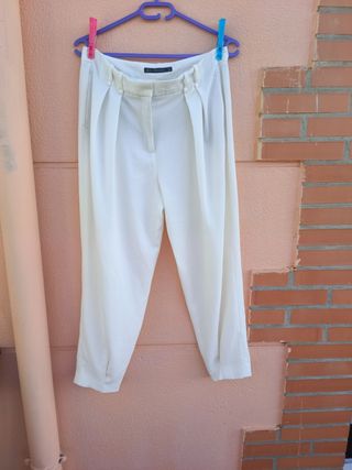 Pantalón
 elegante de pinzas,
 Zara beige