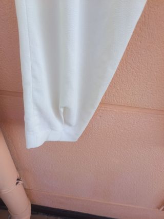 Pantalón
 elegante de pinzas,
 Zara beige